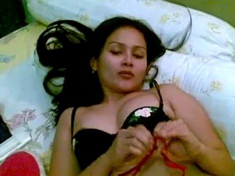 Bokep Indo Tante Cantik Cobain BH Pamer Susu