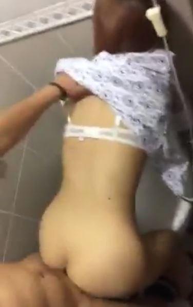 Bokep Indo Lagi Sakit di Dogi Diam Diam di WC Rumah Sakit