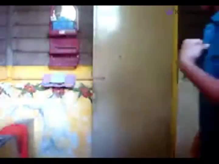 Video Ngintip Ibu Kos Pake Selang Baju Biru