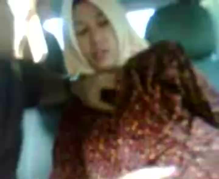 Video Bokep Ibu Lurah Berjilbab Selingkuh di Mobil