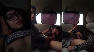 Paksa Hijab Sepong di Mobil