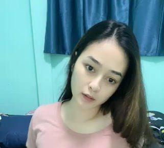 Si Cantik Ngangkang Pamer Toket Mungilnya