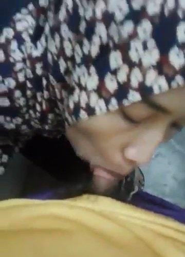 Jilbab Cantik Doyan Mesum Nyepong Batang Pacarnya