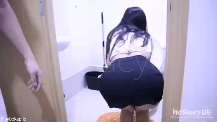 Video Bersihin Kamar Mandi Si Bos Megang2 Terus Diewe