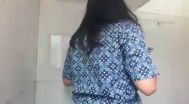 Bokep CAM Batik Kacamata Pamer Tete Di Toilet Waktu Istirahat