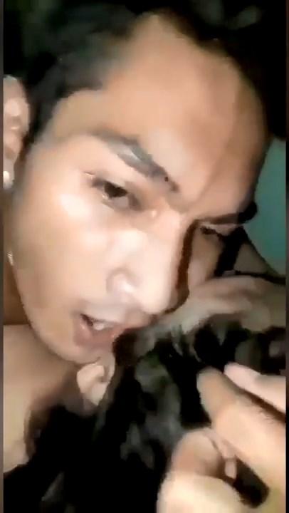 Bokep Indo Cowok Keenakan Jilatin Memek Pacarnya
