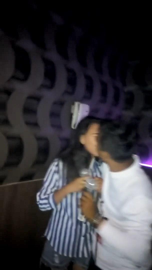 Bokep Indo Lc Di Cium Om Om Di Karoke