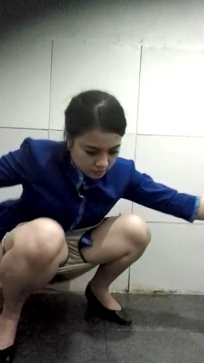 Bokep Ngintip Ngintip Teller Bank Baju Biru Di Mall Lagi Pipis