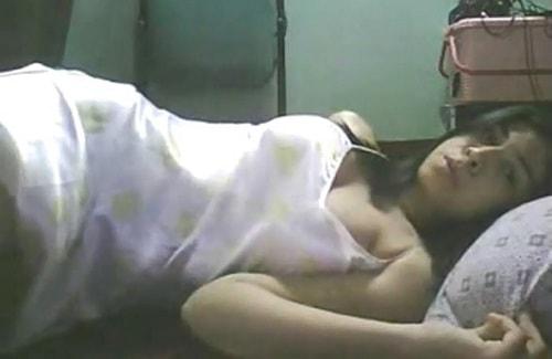 Bokep Indo Video Masturbasi Sebelum Tidur Sampai Crot