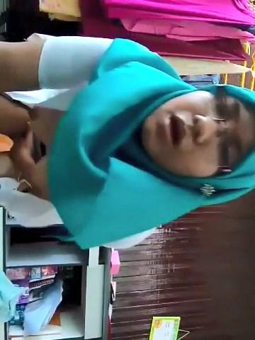 Ukhty Kacamata Sange Masturbasi Pakai Vibrator