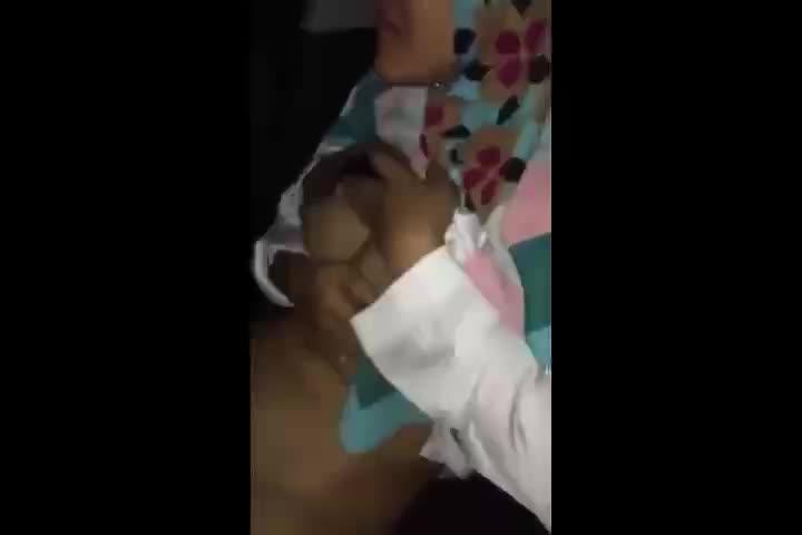 Video Ngocokin Cewek Hijab Sampe Kejang di Mobil