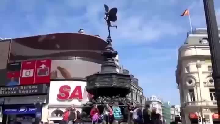 Video Scandal Desta & Alyssa Soebandono Ciuman Di London
