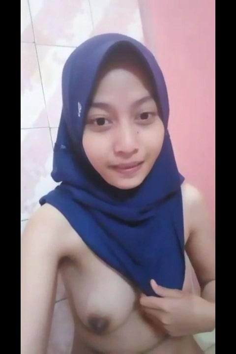 Bokep Indo Melly Hijab Cantik Sange Dikamar Mandi 1