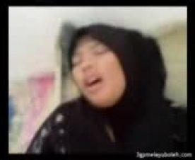 Jilbab Hitam ML Keenakan Lanjut Nyepong Crot