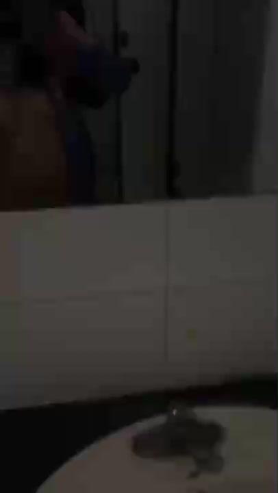 Video Main Berdiri Di Kamar Mandi Hotel