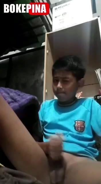 Bokep ABG Bocil SD Lagi Sendirian di Kamar Malah Ngocok Nih Bocil