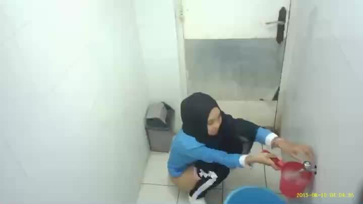 Video Ngintip Jilbab Kebelet Pipis 2015