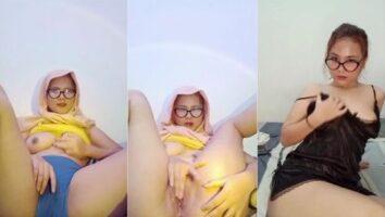 Ukhti Kacamata Melet Suka Mainin Lubang Pipis