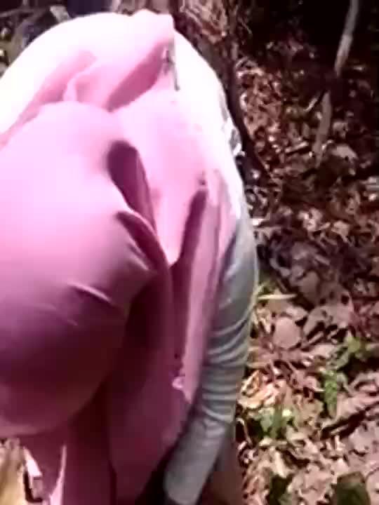 Video Scandal Jilbab Pink Di Hutan Jangan Rekam Mukaku