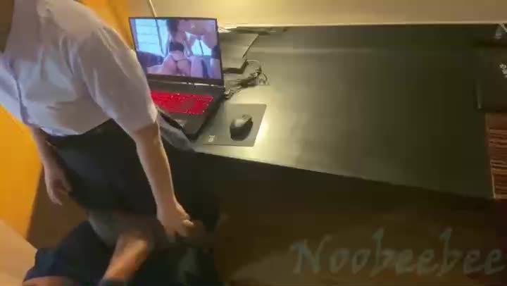 Video Ngentot Pelajar Sambil Nonton Video Porno