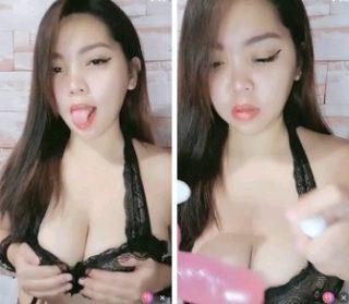 Miss Cummy Cantik Melet-melet Mainin Dildo