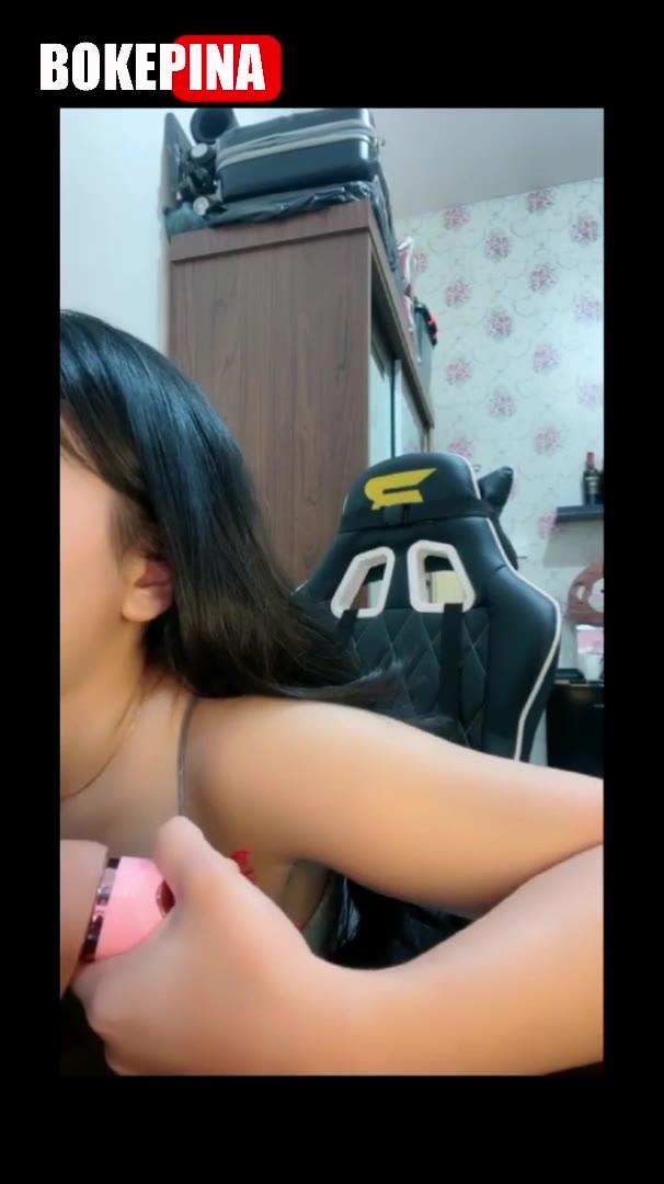 Bokep Indo BabyFeriosa Ngemut Dildo Berbentuk Kontol