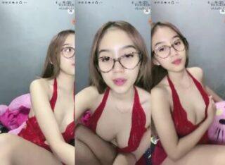 Silvi Cantik Berkacamata Pamerin Nenen Uting Mungil
