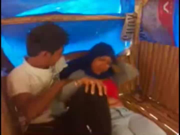 Video Gadis Aceh Berjilbab Ngewe di Gubuk