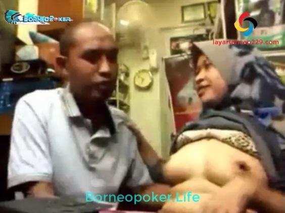 Bu Guru Sedang Santai Di Grepe Pak Guru