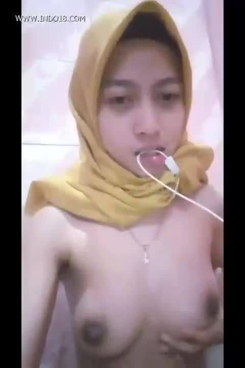 Video Melly Hijab Cantik Suka Banget Sange Dikamar Mandi