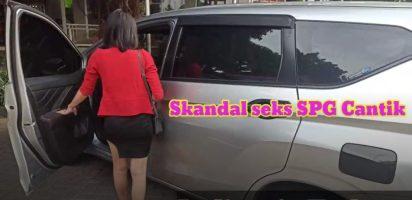 Felly Angelista Nyepong dalam Mobil
