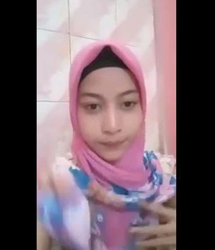 Jilbab Cantik Colmek Depan Kamera
