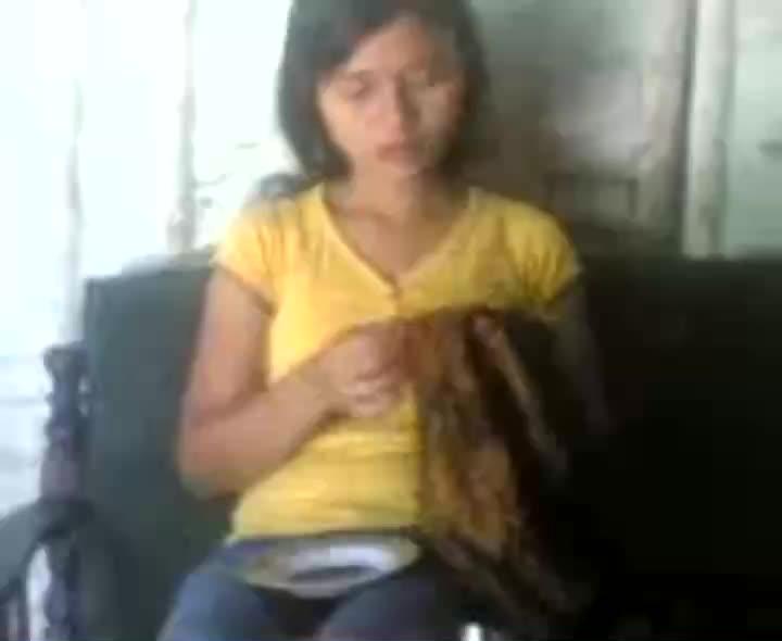 Video Abg Sedang Menjahit Tapi Cowonya Minta Cium Di Ruang Tamu