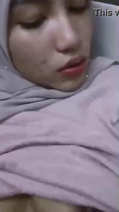 Video Sex Jilbab Pink Cantik Sange di Kamar Mandi