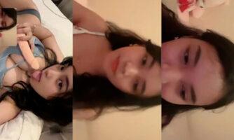 Laras B4LI Cantik Pamer Sex Toys Sambil Jilat Instagram