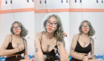 Lauren Remas Gunung Kembar Miliknya