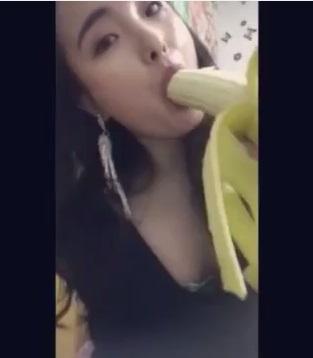 Cewek Pontianak Praktek Ngemut Pisang