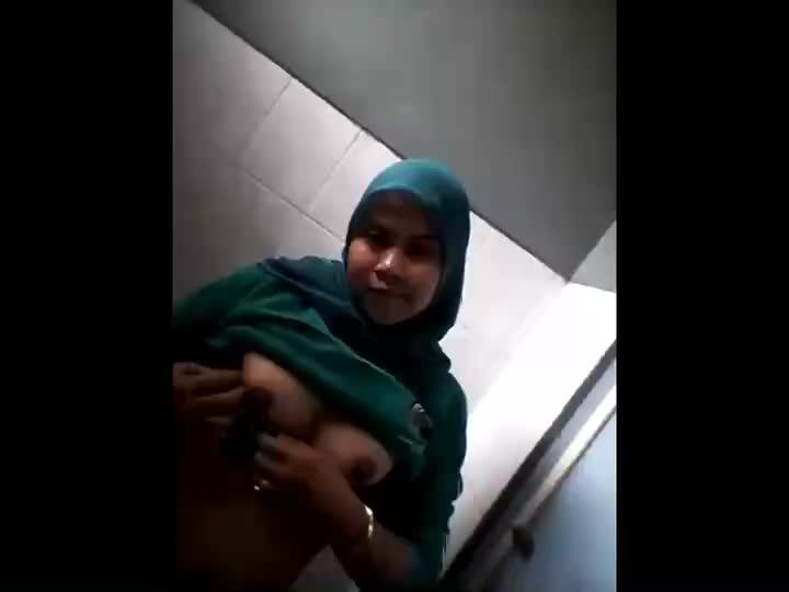Video Dosen Jilbab Hijau Pamer Tete Di Toilet