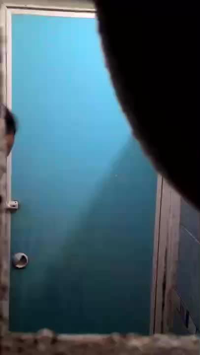 Video Indahnya Ngintip Adik Mandi Di Balik Pintu Biru