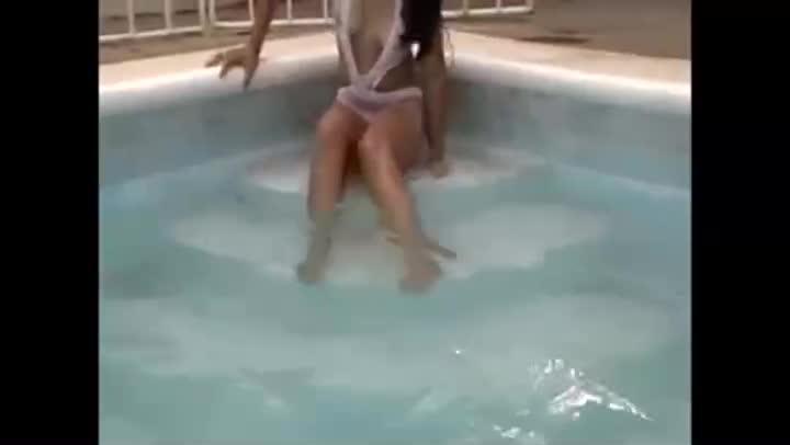 Video Bokep Remaja 18 Tahun di Kolam Renang