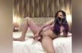 Ms SluttyVani Ngangkang pake Dildo Jumbo