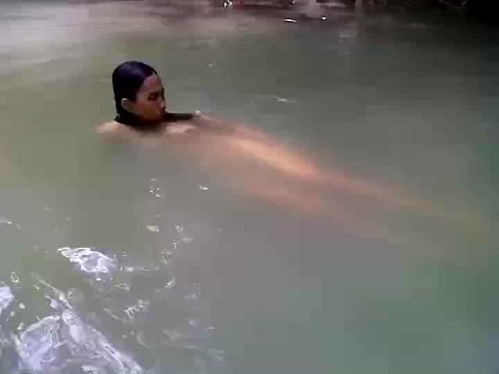 Video Istri Bang Toyip Berenang Di Sungai