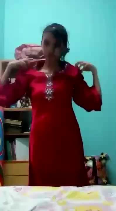 Video Mahasiswi Tasya Nurinie Ganti Baju Merah