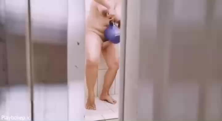 Video Brondong Ketahuan Ngintip Tante Rhini Langsung Diajakin Ngewe