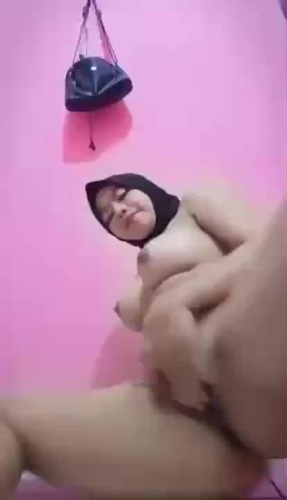 Video Jilbab Nunggu Pacar Sambil Colmek Belakang Tas