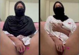 Tante HijabGirl Tudung Hitam Coba Omek Pake Sex Toys Geter